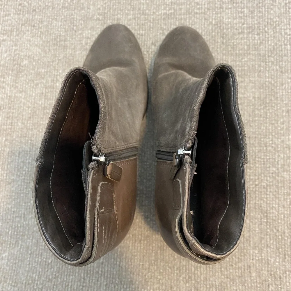 Clarks Booties Womens Size 8.5 Brown Suede Ankle Zip Block‎ Heel 26110635M